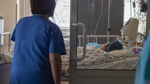 Медсестра у постели пациента в медцентре «Сурб Аствацамайр» - Sputnik Армения