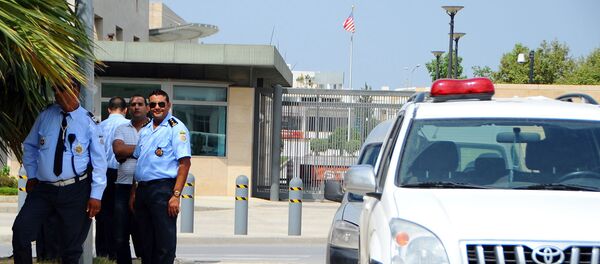 Сотрудники полиции у посольства Соединенных Штатов в Тунисе Архивное фото - Sputnik Армения