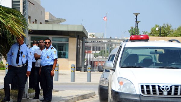 Сотрудники полиции у посольства Соединенных Штатов в Тунисе Архивное фото - Sputnik Армения