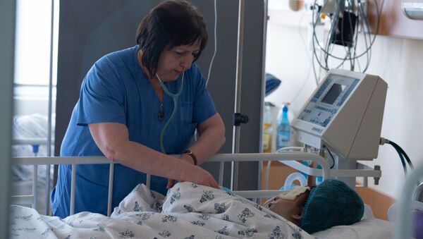 Медсестра у постели пациента в медцентре «Сурб Аствацамайр»  - Sputnik Արմենիա
