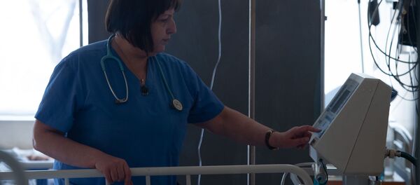 Медсестра у постели пациента в медцентре «Сурб Аствацамайр» - Sputnik Արմենիա