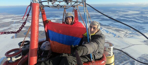 Армянские воздухоплаватели Наири Барсегян и Манук Гаспарян во время конкурса Кубок вызова SHARNN2020 в России - Sputnik Արմենիա