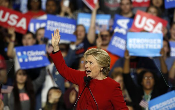 Хиллари Клинтон выступает во время своей предвыборной кампании в 2016 году - Sputnik Армения