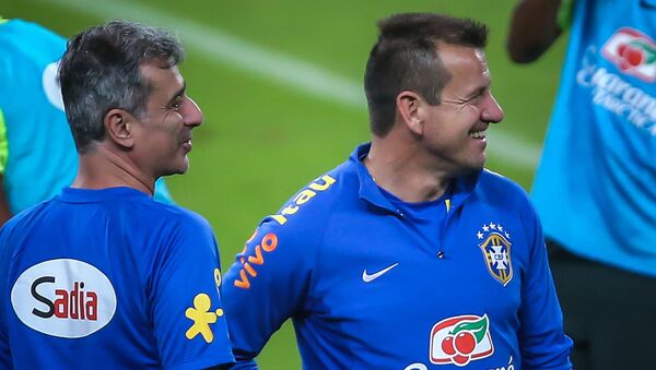Тренер сборной Бразилии по футболу Дунга (слева) и Фабио Махсереджян провели тренировку на стадионе Бейра-Рио - Sputnik Армения