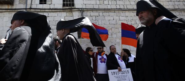 Армянское духовенство принимает участие в молитве у памятника, расположенного рядом с Собором Святого Иакова в армянском квартале Старого города (24 апреля 2009). Иерусалим Армянское духовенство принимает участие в молитве у памятника, расположенного рядом с Собором Святого Иакова в армянском квартале Старого города (24 апреля 2009). Иерусалим - Sputnik Армения