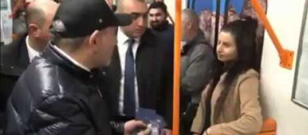 Աղջիկը պատռում է «Այո»-ի բուկլետն ու շպրտում Փաշինյանի վրա - Sputnik Армения