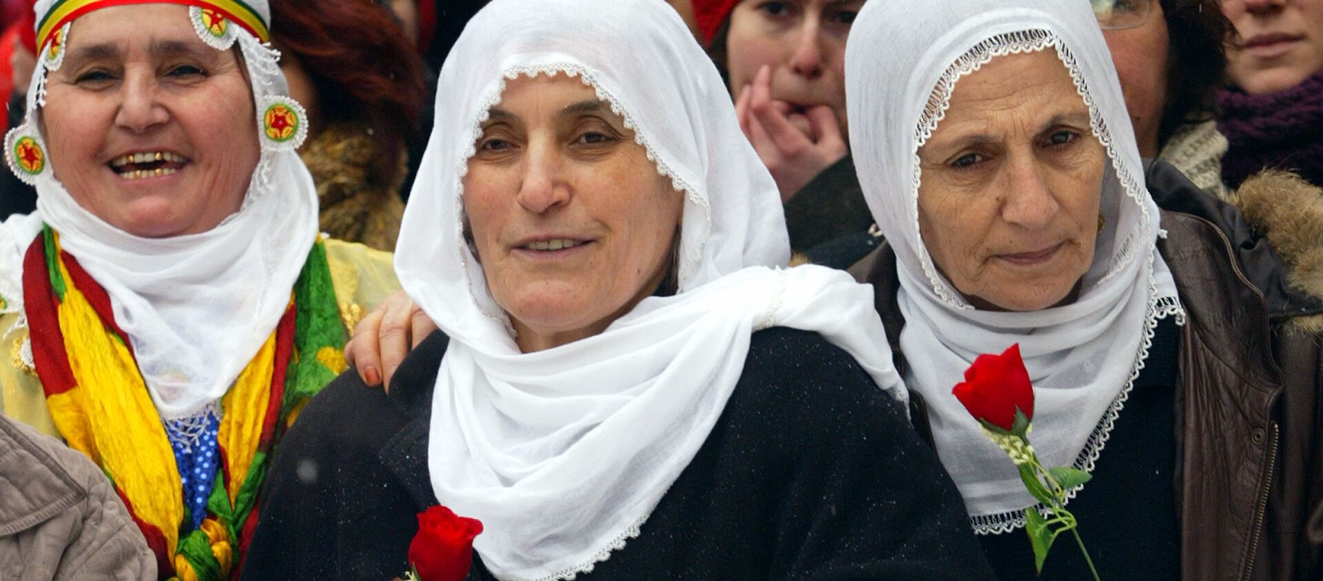 Турецкие курдские женщины с цветами во время демонстрации в Стамбуле в Международный женский день - Sputnik Армения, 1920, 20.03.2021