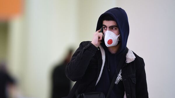 Пассажир в защитной маске в аэропорту Шереметьево - Sputnik Армения