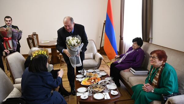 Президент Армен Саркисян принял заслуженных армянок в преддверии женского праздника 8 марта (7 марта 2020). Еревaн - Sputnik Армения