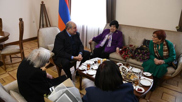 Президент Армен Саркисян принял заслуженных армянок в преддверии женского праздника 8 марта (7 марта 2020). Еревaн - Sputnik Արմենիա