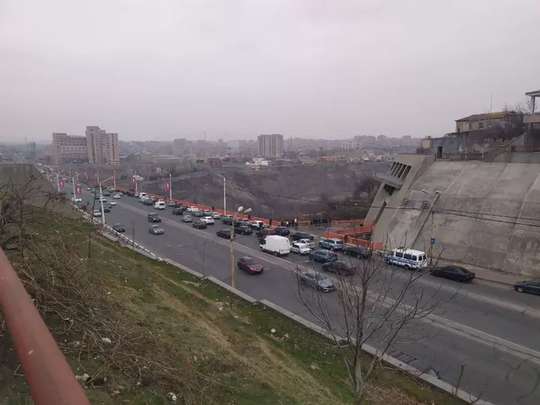 Мужчина грозится спрыгнуть с Давиташенского моста в Ереване. Что происходит прямо сейчас? Мужчина грозится спрыгнуть с Давиташенского моста в Ереване. Что происходит прямо сейчас? - Sputnik Армения