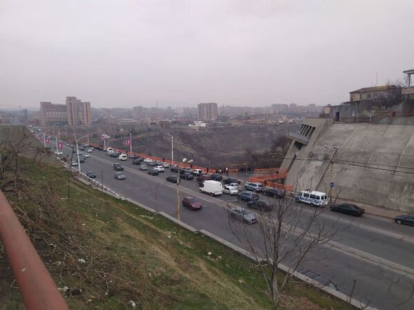 Мужчина грозится спрыгнуть с Давиташенского моста в Ереване. Что происходит прямо сейчас? - Sputnik Армения