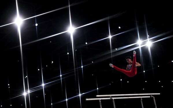 Артур Далалоян выполняет упражнения на брусьях на чемпионате мира по спортивной гимнастике в Штутгарте - Sputnik Армения