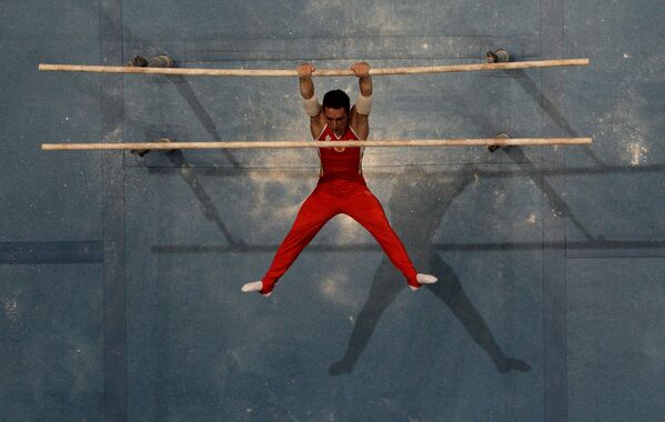 Давид Белявский выполняет упражнения на брусьях в индивидуальном многоборье спортивной гимнастики среди мужчин на II Европейских играх в Минске - Sputnik Армения