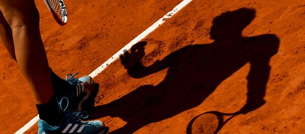 Тень от теннисиста Доминика Тима в матче 1/2 финала мужского одиночного разряда Открытого чемпионата Франции по теннису против Новака Джоковича Тень от теннисиста Доминика Тима в матче 1/2 финала мужского одиночного разряда Открытого чемпионата Франции по теннису против Новака Джоковича - Sputnik Армения