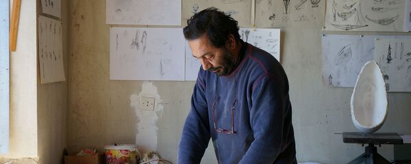 Скульптор Альберт Вартанян за работой Скульптор Альберт Вартанян за работой - Sputnik Արմենիա