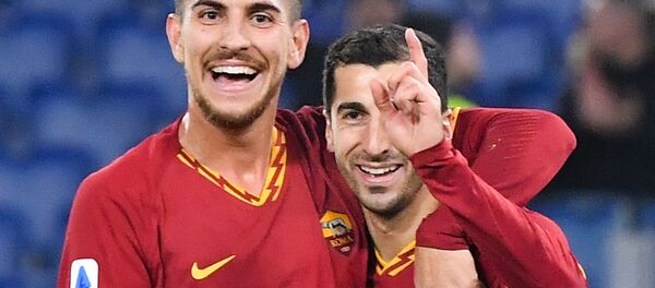 Генрих Мхитарян (справа) и итальянский полузащитник Лоренцо Пеллегрини после гола Мхитаряна (15 декабря 2019). Рим - Sputnik Արմենիա