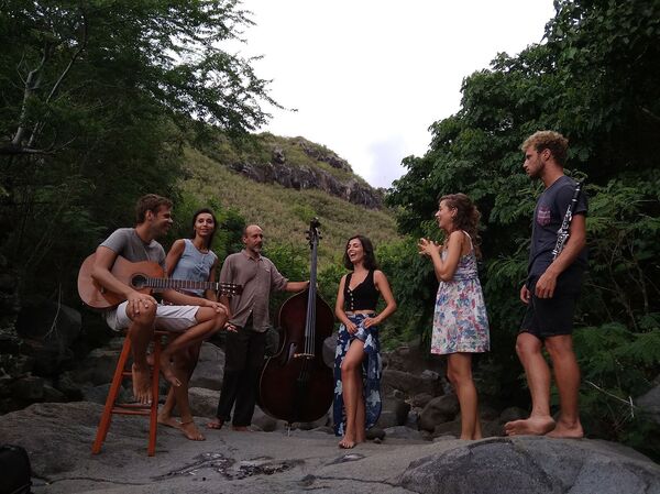 Как армянские мотивы объединили Ладу и Ниву во французский коллектив - Sputnik Армения