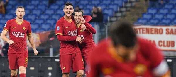 Генрих Мхитарян (третий слева), Лоренцо Пеллегрини (второй слева) и Эдин Джеко (первый слева) после гола Мхитаряна (15 декабря 2019). Рим - Sputnik Արմենիա