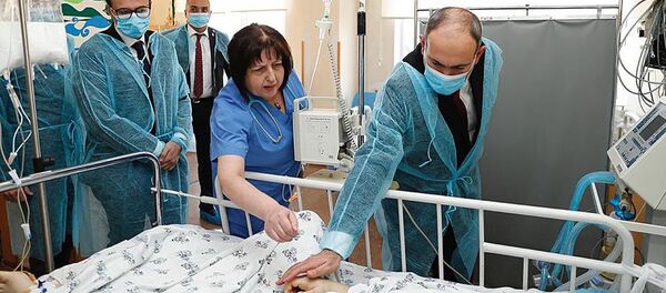 Премьер-министр Никол Пашинян посетил 13-летнюю Назели Хачатрян в МЦ Сурб Аствацамайр (8 марта 2020). Еревaн - Sputnik Армения