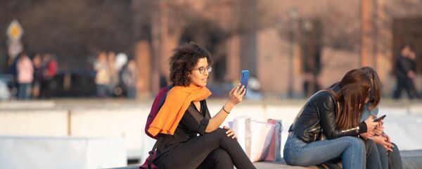 Девушки со смартфонами - Sputnik Армения