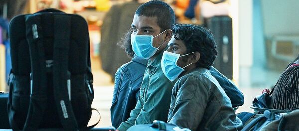 Пассажиры в защитных масках в аэропорту Тбилиси - Sputnik Արմենիա
