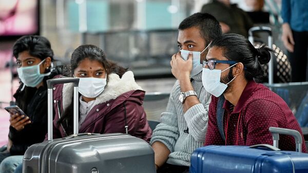 Пассажиры в защитных масках в аэропорту Тбилиси - Sputnik Արմենիա