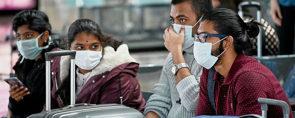 Пассажиры в защитных масках в аэропорту Тбилиси - Sputnik Արմենիա