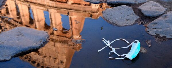 Отраженный в луже Колизей, который будет закрыт после принятия правительством новых мер по предотвращению массовых собраний (8 марта 2020). Рим - Sputnik Армения