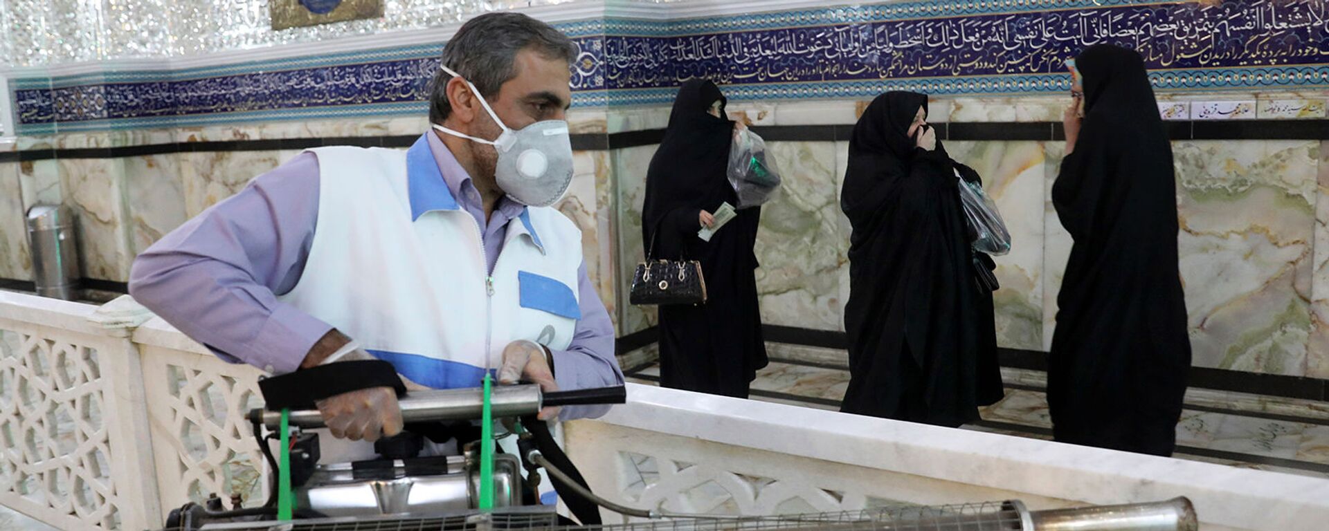 Мужчина дезинфицирует святыню шиитского Святого Имама Абдулазима, чтобы предотвратить распространение нового коронавируса в Шахр-э-Рее, к югу от Тегерана (7 марта 2020). Иран - Sputnik Армения, 1920, 19.12.2021