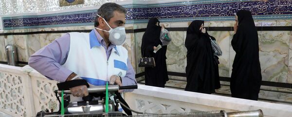 Мужчина дезинфицирует святыню шиитского Святого Имама Абдулазима, чтобы предотвратить распространение нового коронавируса в Шахр-э-Рее, к югу от Тегерана (7 марта 2020). Иран - Sputnik Армения