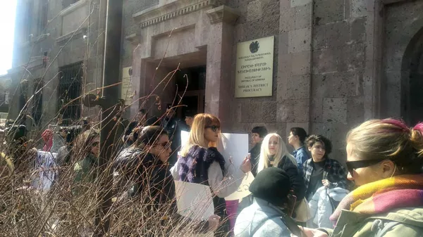 Насилию нет оправдания: в Гюмри прошла акция протеста около дома убитой женщины Насилию нет оправдания: в Гюмри прошла акция протеста около дома убитой женщины - Sputnik Армения