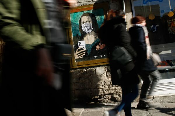 Изображение Моны Лизы Леонардо да Винчи в защитной маске на улице Барселоны  - Sputnik Армения