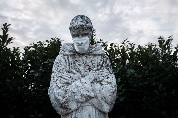 Защитная маска на статуе святого покровителя Италии Святого Франциска в Сан-Фиорано - Sputnik Армения