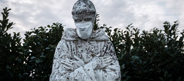 Защитная маска на статуе святого покровителя Италии Святого Франциска в Сан-Фиорано - Sputnik Армения