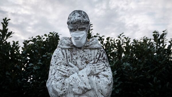 Защитная маска на статуе святого покровителя Италии Святого Франциска в Сан-Фиорано - Sputnik Արմենիա