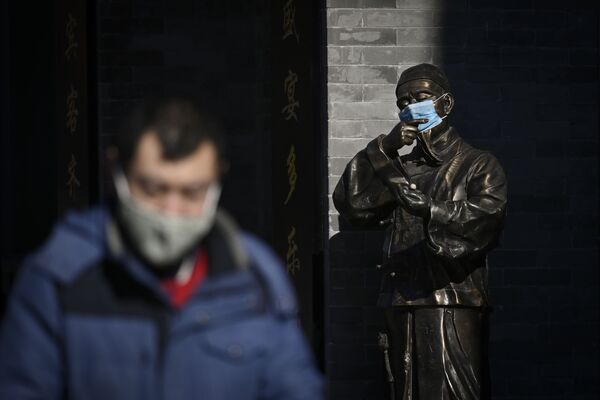 Статуя в маске в Пекине, Китай - Sputnik Армения