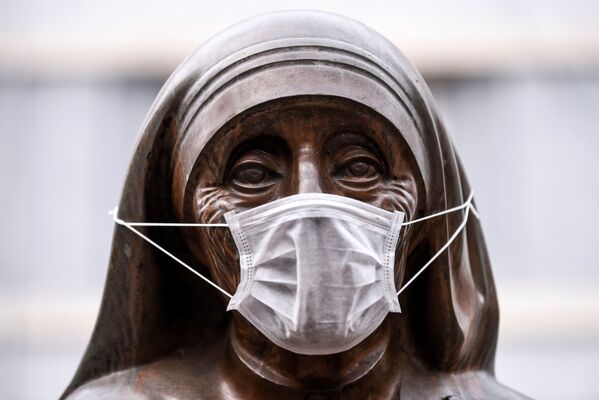 Статуя Святой Терезы в маске в Приштине, Косово - Sputnik Армения