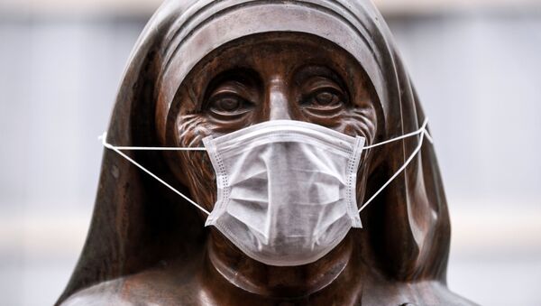 Статуя Святой Терезы в маске в Приштине, Косово - Sputnik Армения