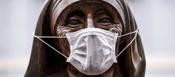 Статуя Святой Терезы в маске в Приштине, Косово - Sputnik Արմենիա