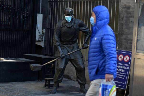 Статуя в защитной маске в Пекине - Sputnik Армения
