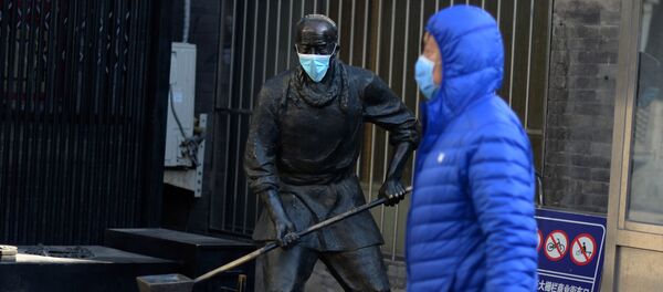Статуя в защитной маске в Пекине - Sputnik Армения