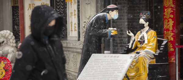 Статуи в защитных масках в Пекине - Sputnik Армения