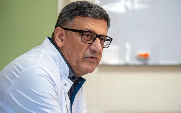 Ованнес Зограбян, заведующий детским отделением больницы Норк-Мараш, на пресс-конференции (9 марта 2020). Еревaн Ованнес Зограбян, заведующий детским отделением больницы Норк-Мараш, на пресс-конференции (9 марта 2020). Еревaн - Sputnik Армения