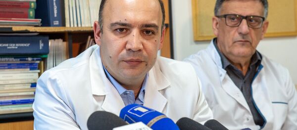 Микаел Адамян (слева), директор больницы Норк-Мараш, на пресс-конференции (9 марта 2020). Еревaн - Sputnik Армения