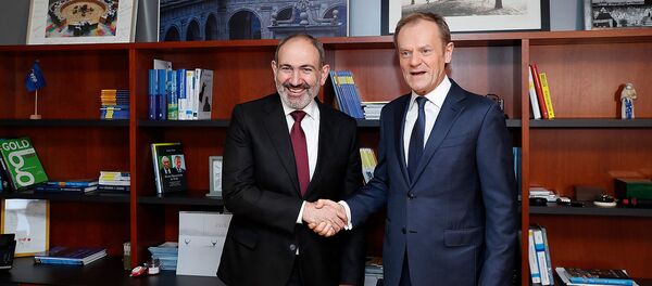 Премьер-министр Никол Пашинян на встрече с председателем ЕНП Дональдом Туском (9 марта 2020). Брюссель - Sputnik Армения
