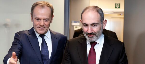 Премьер-министр Никол Пашинян на встрече с председателем ЕНП Дональдом Туском (9 марта 2020). Брюссель Премьер-министр Никол Пашинян на встрече с председателем ЕНП Дональдом Туском (9 марта 2020). Брюссель - Sputnik Армения