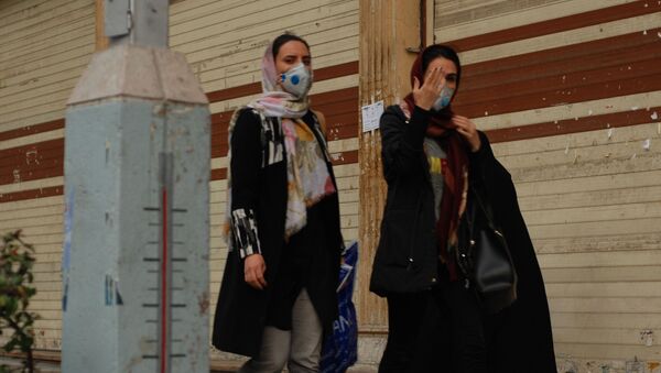 Жители Тегерана в медицинских масках на одной из центральных улиц - Sputnik Армения