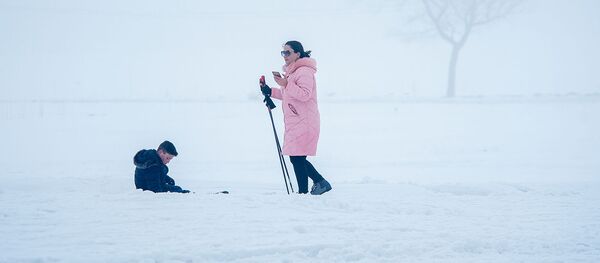 Женщина с лыжными палками во время праздника Апаранская зима (23 февраля 2020). Апаран Женщина с лыжными палками во время праздника Апаранская зима (23 февраля 2020). Апаран - Sputnik Армения