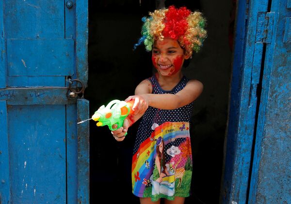 Девочка на празднике Холи в Индии - Sputnik Армения
